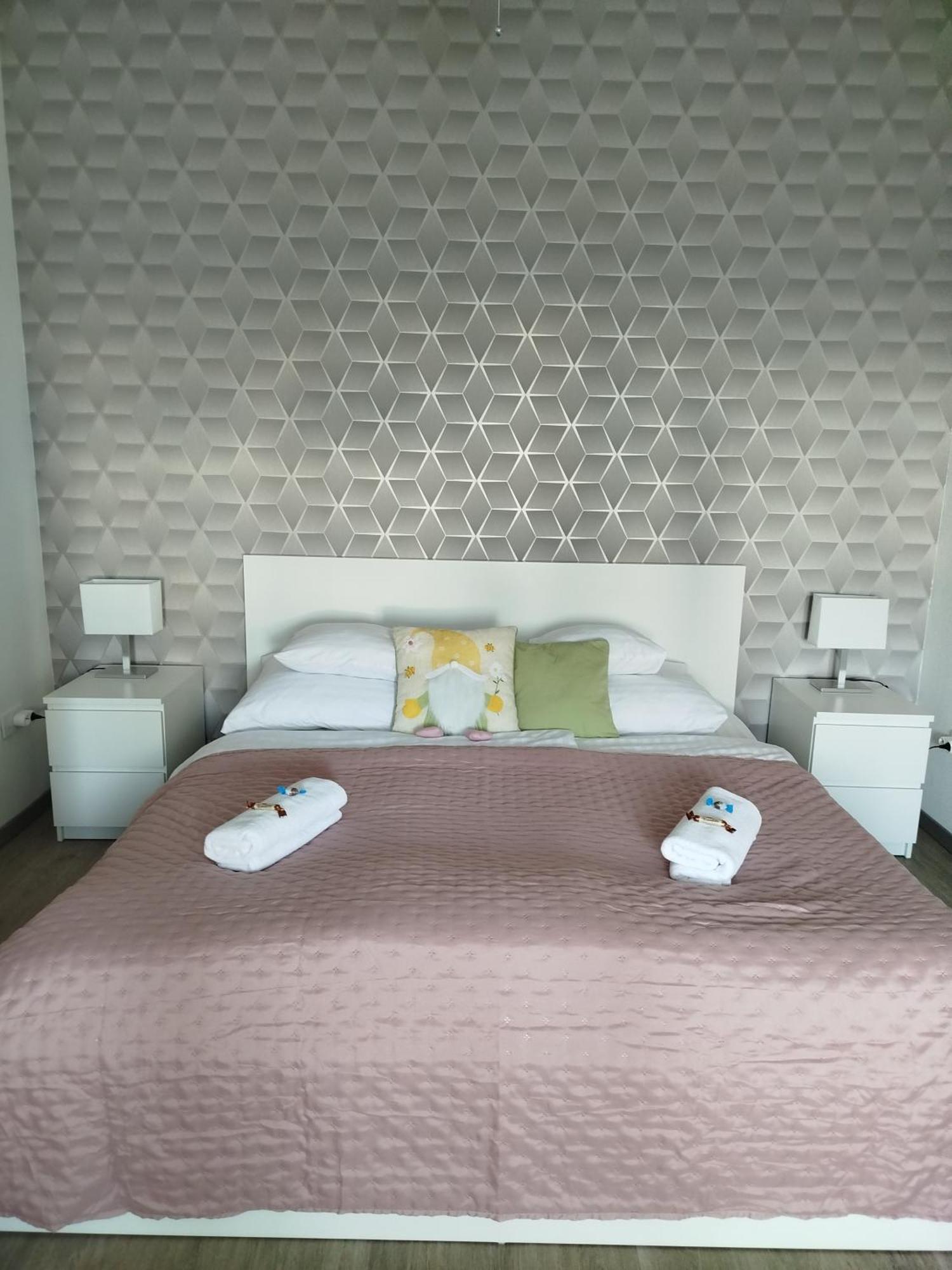 Apartment Lady Mabel's Near To Arena, Puskas Stadion And Park, With Guarded Parking Place *